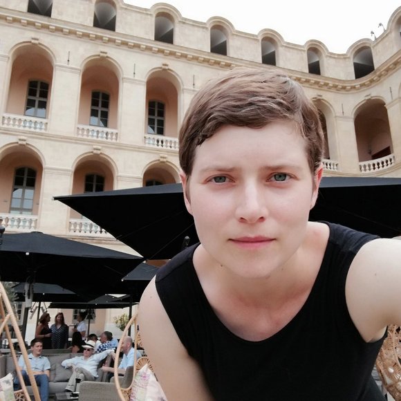 Meet your Posher, Julia - Picture 1 of 2